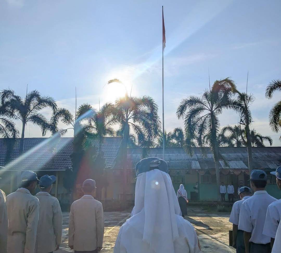Para siswa SMK PGRI Lubuk Linggau saat mengikuti upacara bendera. (Dok. SMK PGRI Lubuk Linggau)