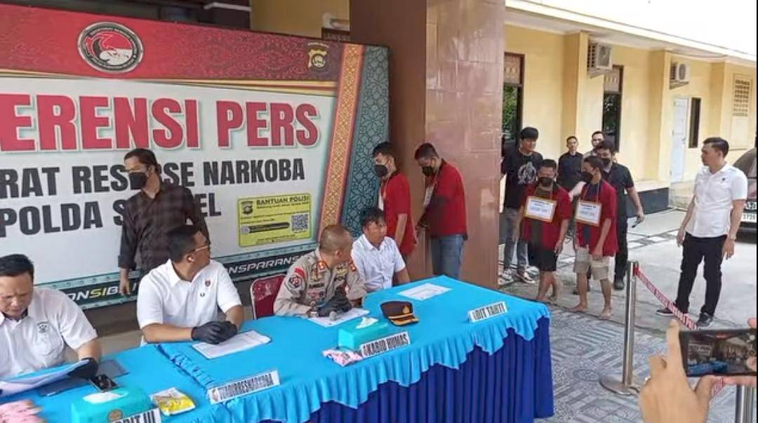 Unit 1 Subdit 3 Ditres Narkoba Polda Sumsel berhasil meringkus 4 tersangka yang merupakan kurir narkoba asal Ogan Ilir. (Dok. Istimewa)