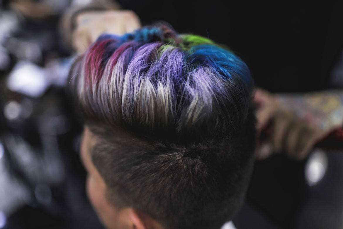ilustrasi pria dengan rambut bewarna (unsplash.com/Luis Quintero) 