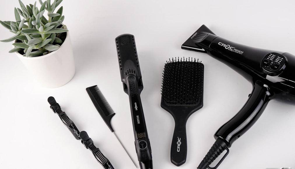 ilustrasi alat untuk rambut (unsplash.com/Shari Sirotnak)