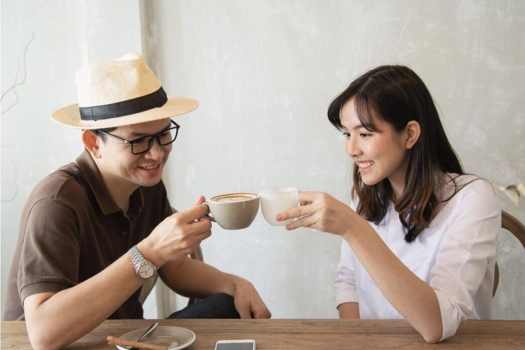 Ilustrasi Ngopi Bareng Pasangan (freepik.com/jcomp) 