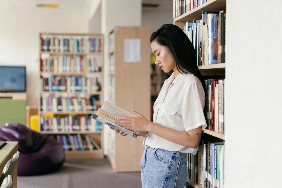 ilustrasi membaca di perpustakaan (pexels.com/Mikhail Nilov)
