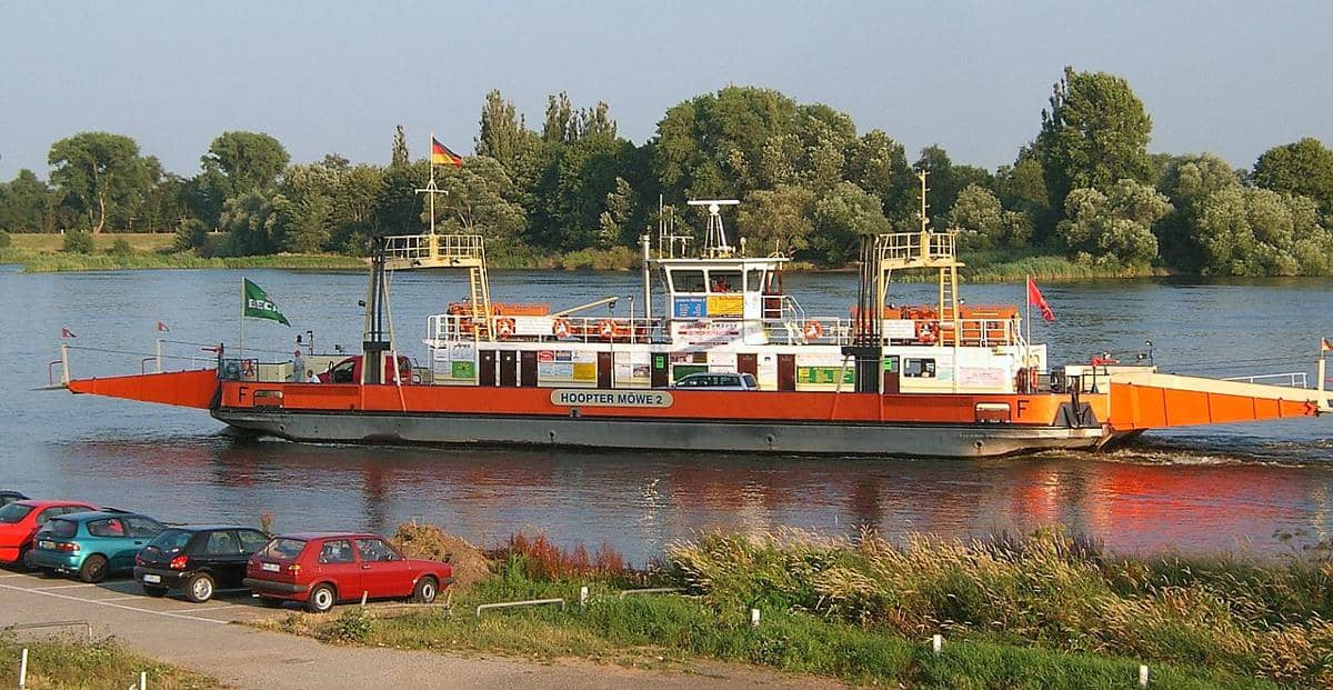 potret kapal ferry yang sedang mengarungi Sungai Elbe di Hamburg, Jerman (commons.wikimedia.org/Staro1)