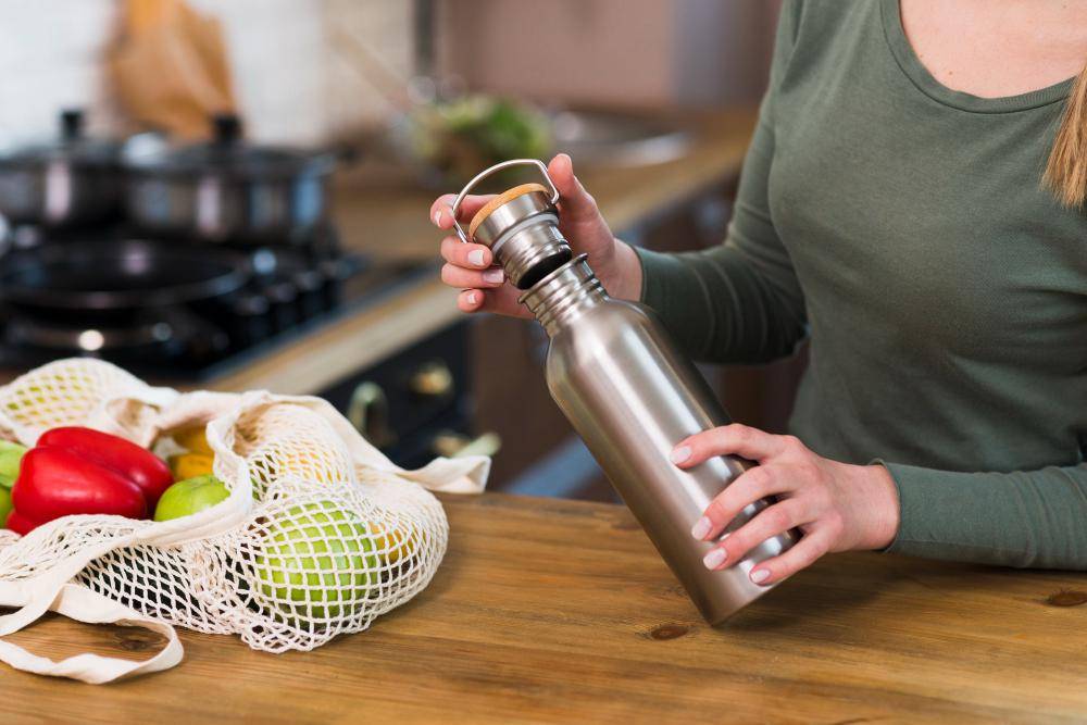 ilustrasi botol minum reusable (freepik.com/freepik)