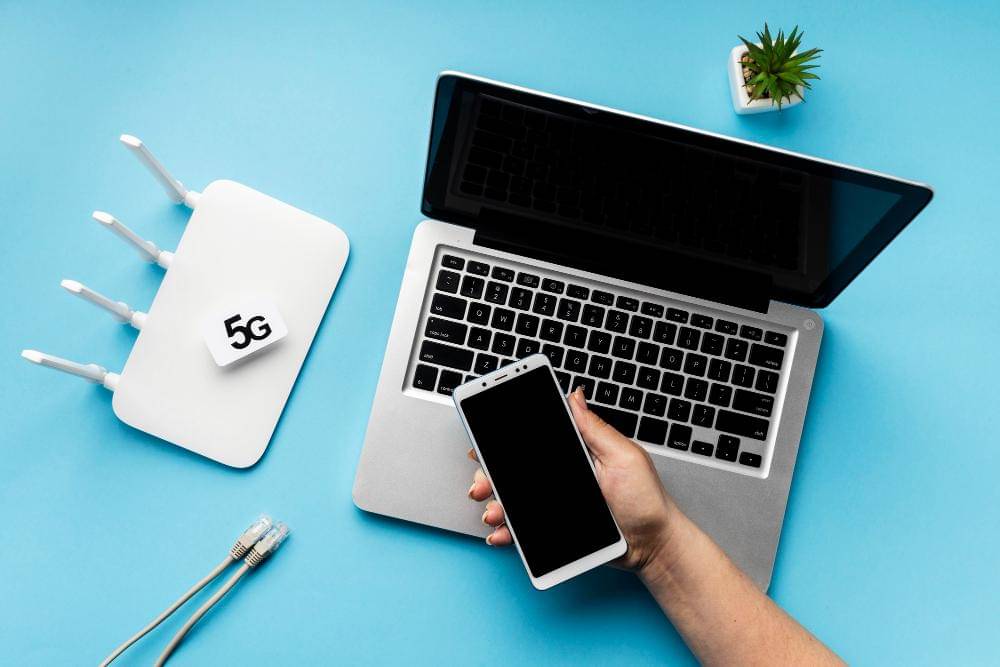 ilustrasi laptop dan koneksi internet 