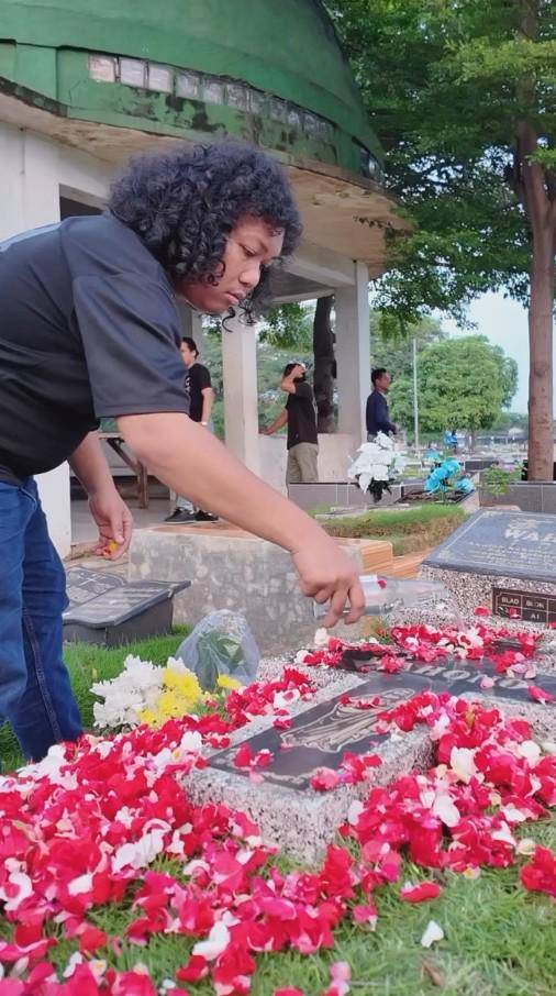 Marshel Widianto Ziarah ke Makam Ayah (Instagram.com/marshel_widianto)