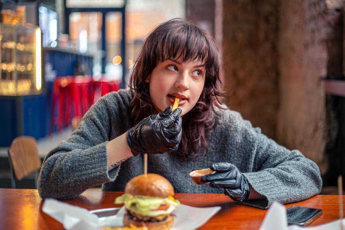 Ilustrasi wanita makan junk food (freepik.com/pvproductions)