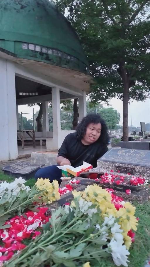 Marshel Widianto Ziarah ke Makam Ayah (Instagram.com/marshel_widianto)