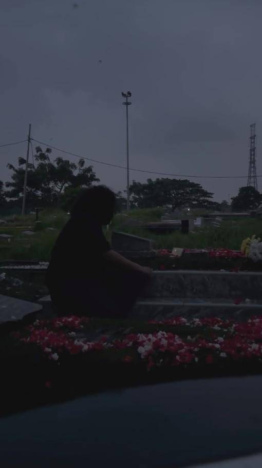 Marshel Widianto Ziarah ke Makam Ayah (Instagram.com/marshel_widianto)