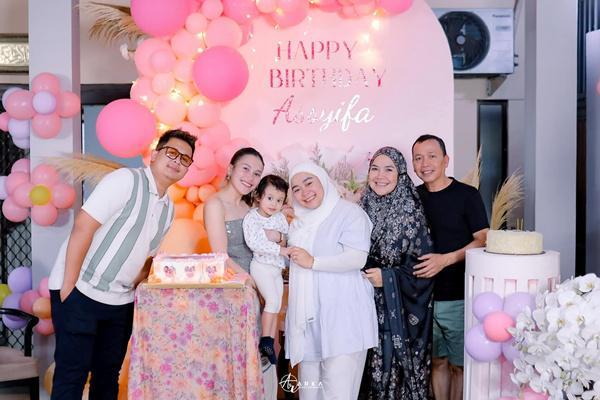 Kejutan Ultah ke-29 Syifa Adik Ayu Ting Ting, Hangat Bareng Keluarga