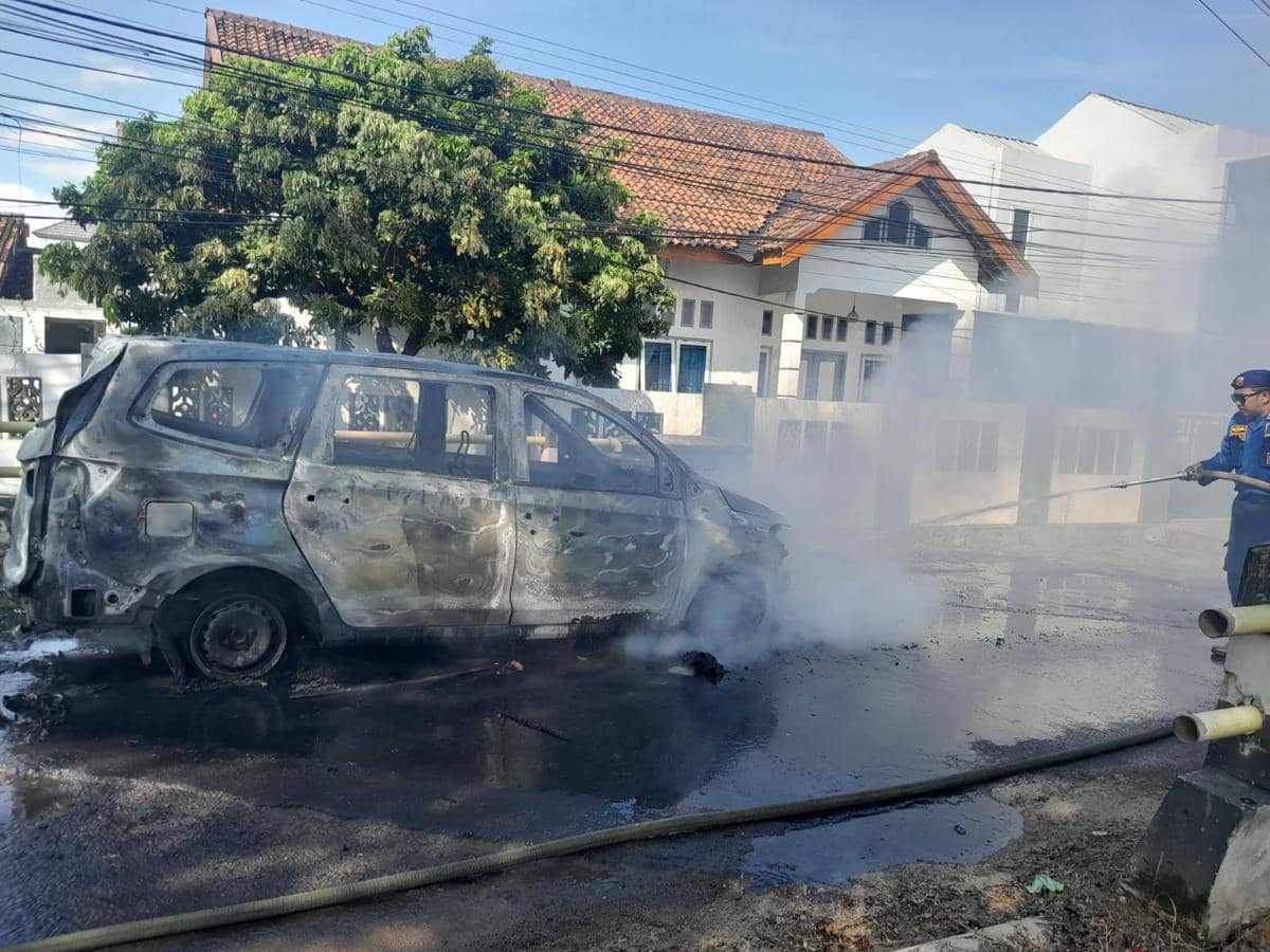 Mobil yang terbakar di Bandar Lampung. (IDN Times/Damkarmat Bandar Lampung)