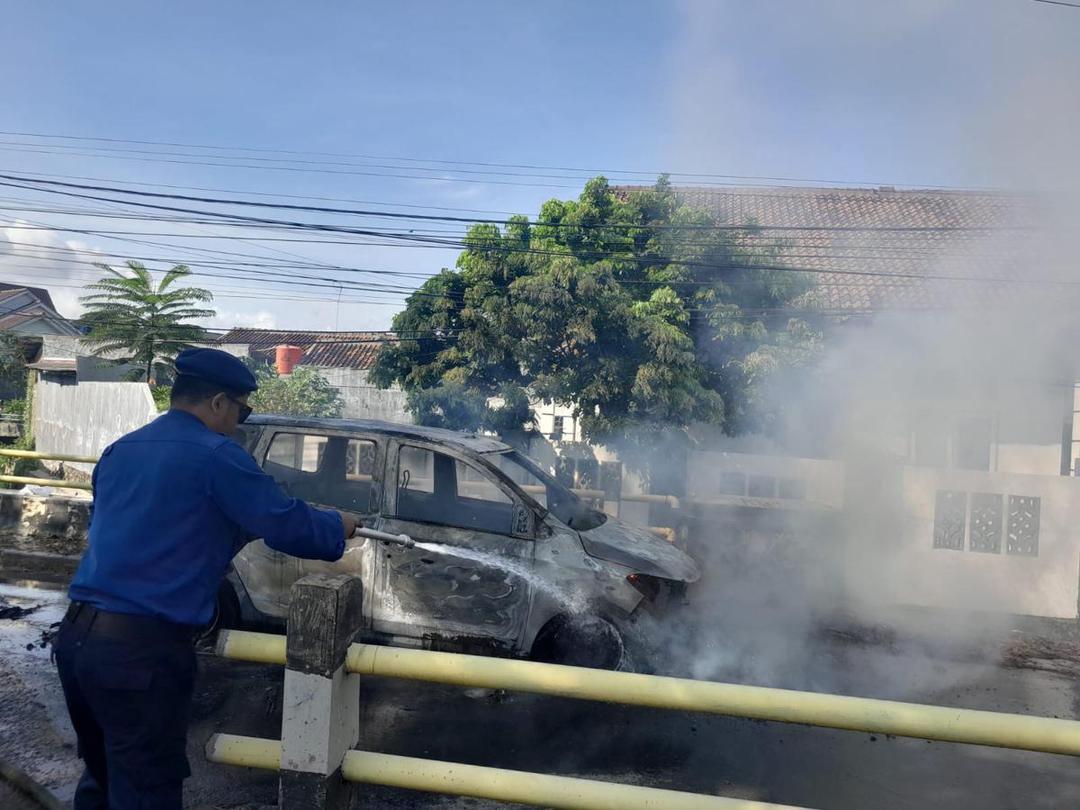 Diduga Korsleting Listrik Mobil di Bandar Lampung Terbakar