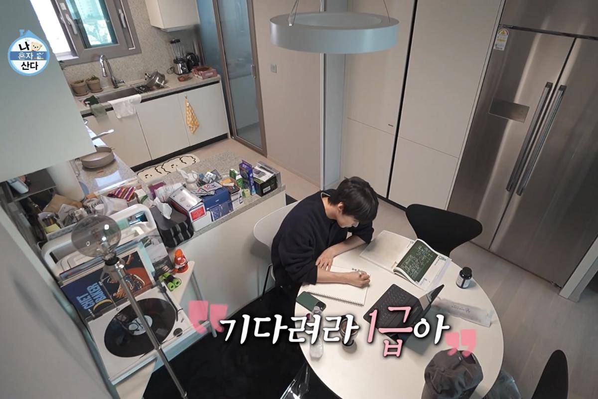 Doyoung NCT dalam reality show I Live Alone (dok. VIU/I Live Alone)