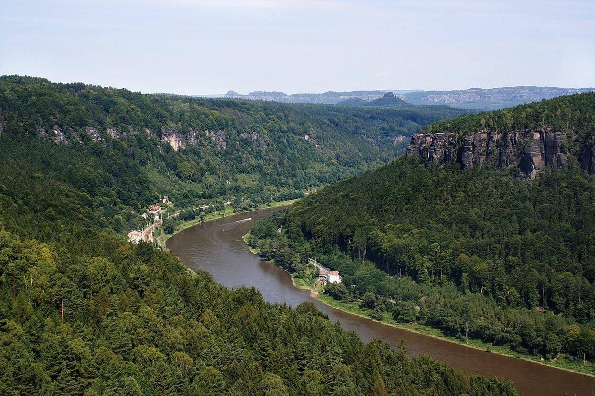 panorama Sungai Elbe yang mengalir dekat Kota Děčín, Republik Ceko (commons.wikimedia.org/Che)