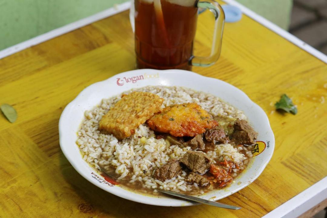5 Warung Makan Rawon di Denpasar, Gurih dan Lezat!