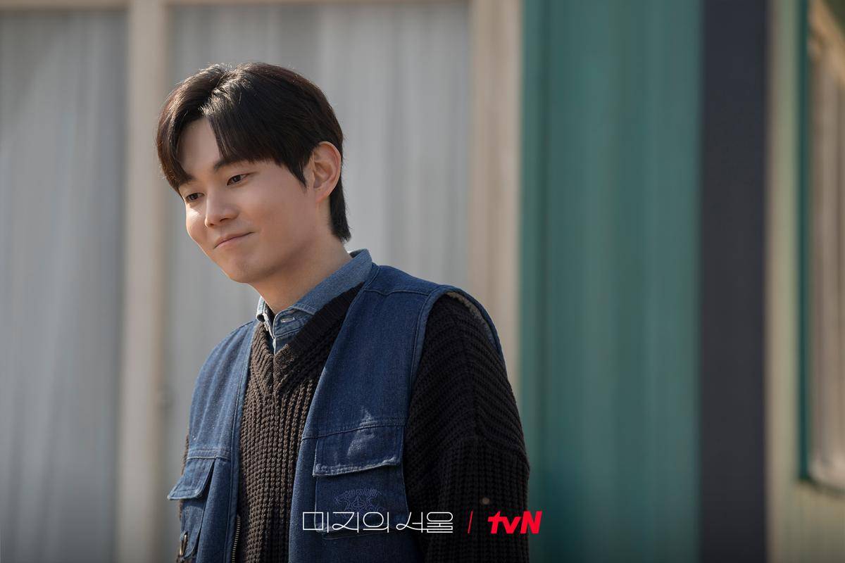 Han Se Jin yang diam-diam sering tersenyum karena Mi Rae. (x.com/CJnDrama)