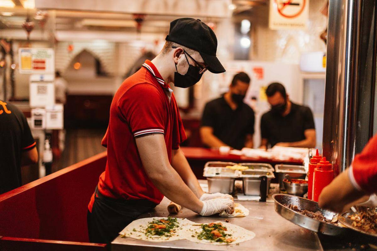 ilustrasi karyawan restoran (unsplash.com/Mohamed Shaffaf)