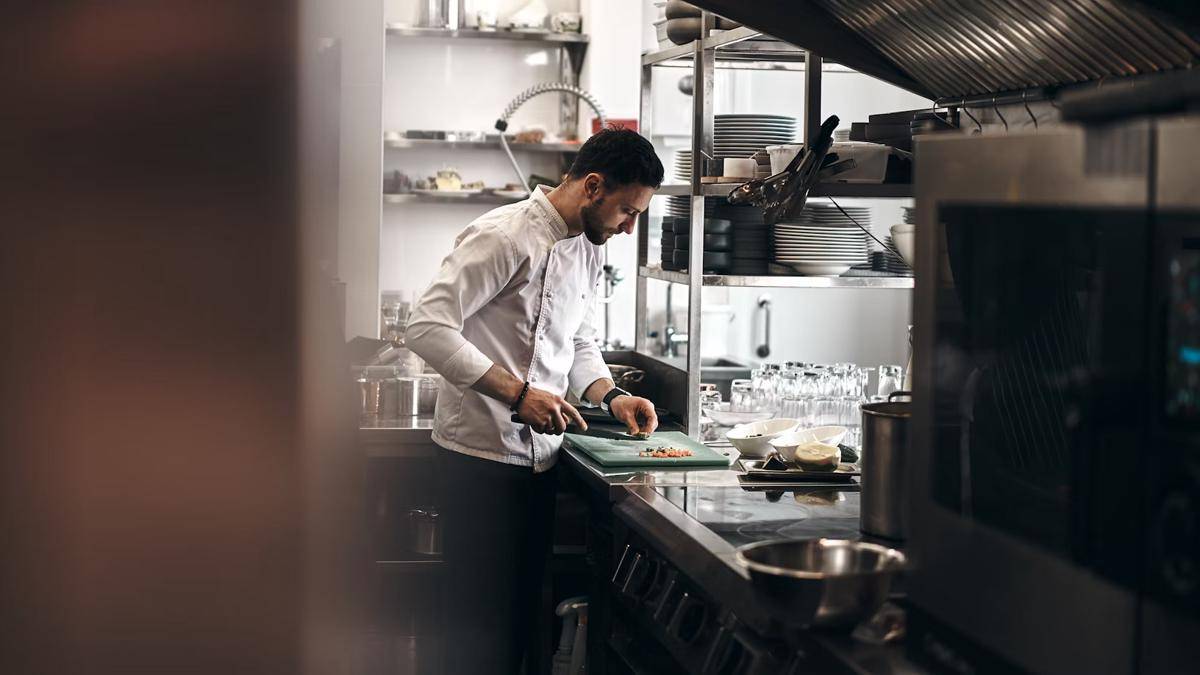 ilustrasi chef di restoran (unsplash.com/Pylyp Sukhenko)