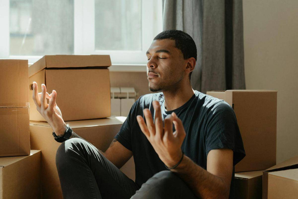 seorang pria sedang menenangkan diri (pexels/cottonbro studio)