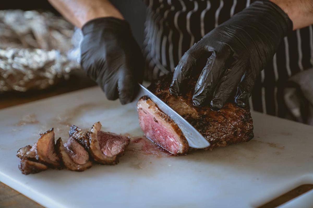 ilustrasi memotong steak (pexels.com/Los Muertos Crew)