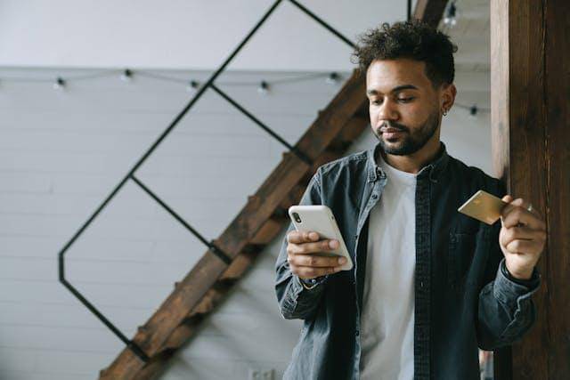 ilustrasi pria memakai AI (pexels.com/Ivan Samkov)