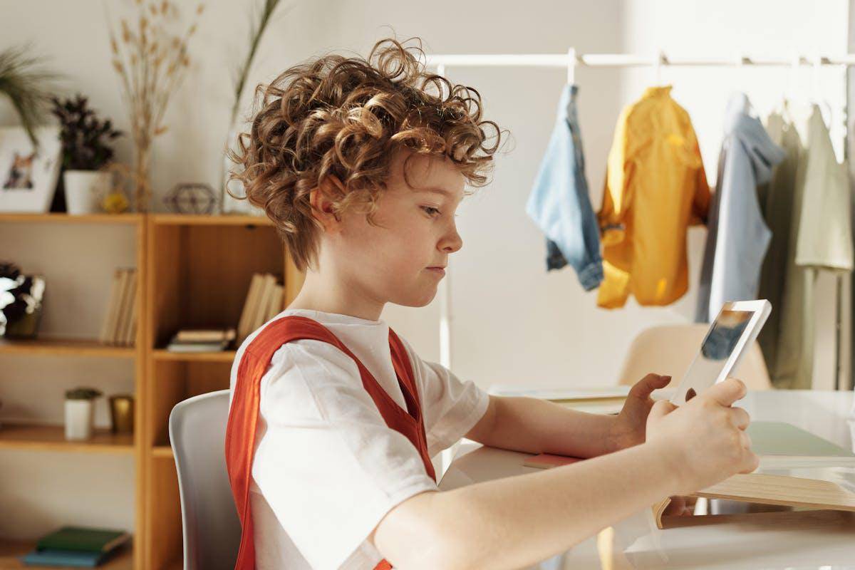 ilustrasi anak belajar menggunakan tablet (pexels.com/Julia M Cameron)