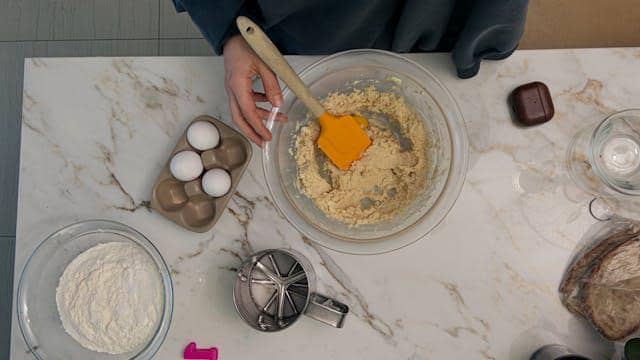 ilustrasi proses membuat adonan tahu bakso sapi 