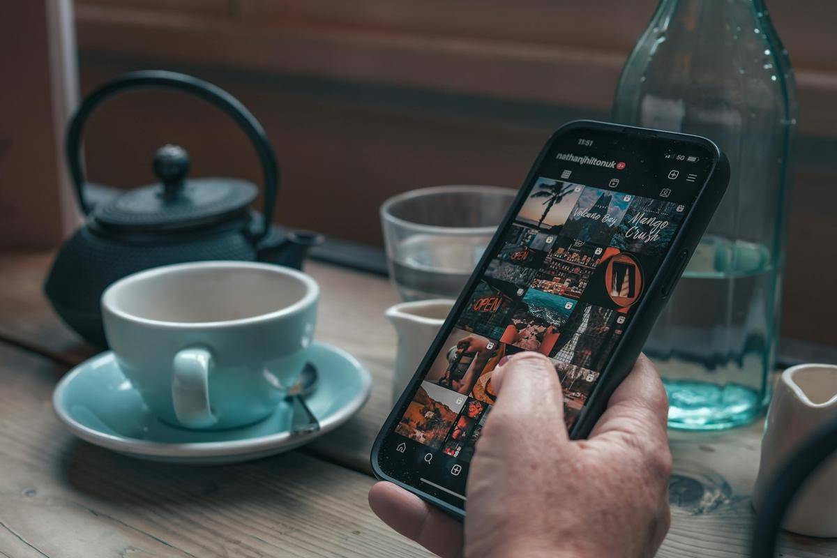 Ilustrasi bermain sosial media instagram (pexels.com/Nathan J Hilton)