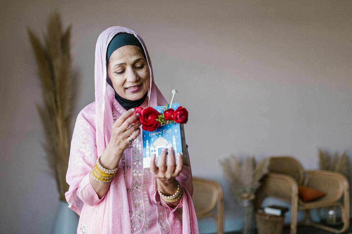 ilustrasi menerima hadiah (pexels.com/RDNE Stock project)
