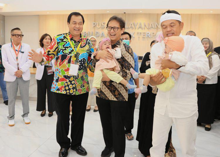 Semringahnya Menkes dan Dedy Mulyadi Usai Operasi Kembar Siam Berhasil 