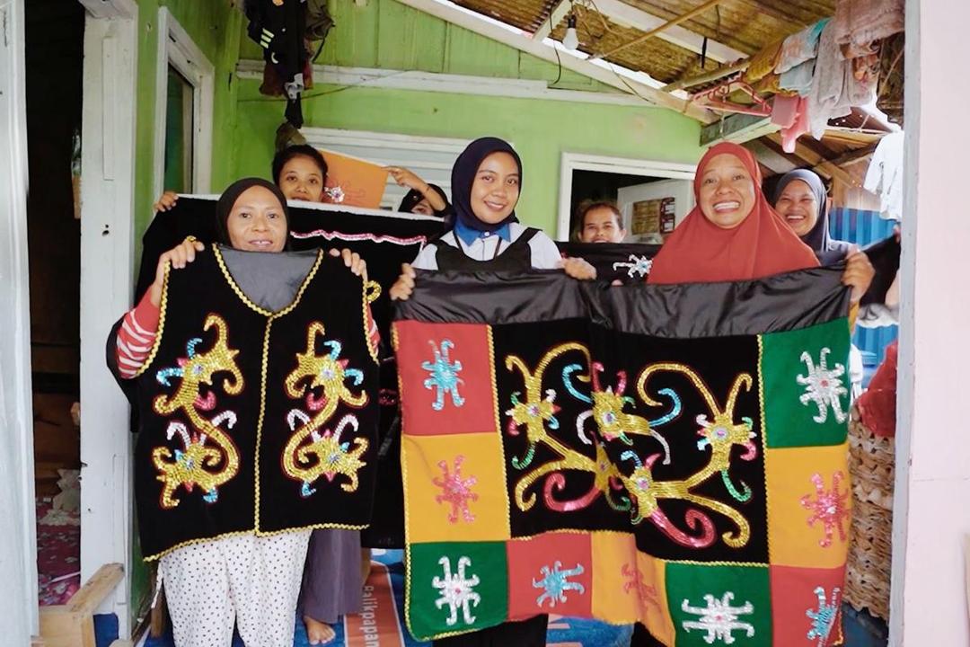 Inspiratif, Ibu Nira bersama PNM Berdayakan Perempuan Lewat Usaha Baju Adat