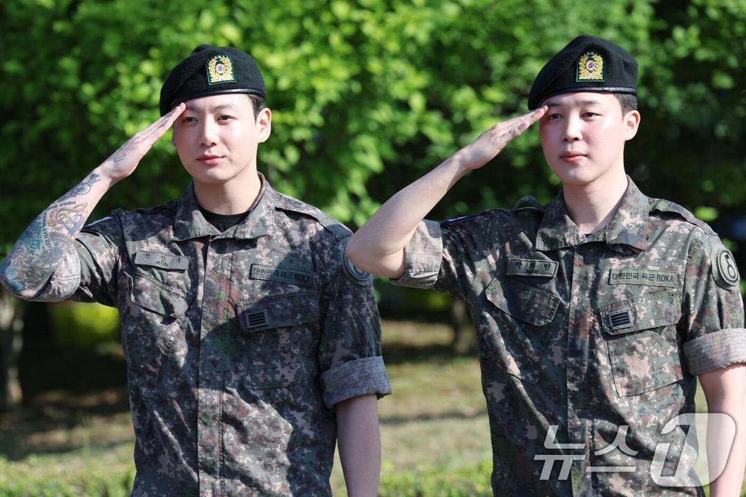 9 Potret Jimin dan Jungkook BTS Keluar Wamil, Masih Malu-Malu