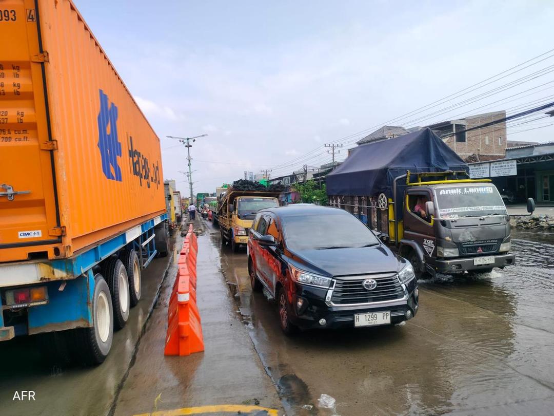 Hambat Lalin, BPJN Pasang Beton di Lokasi U-Turn Jalur Pantura Sayung Demak