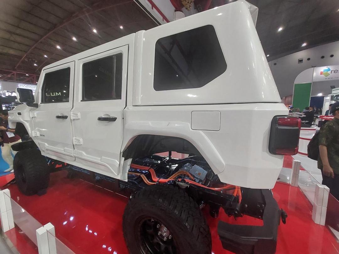 Mobil MV3 Electric Pandu buatan PT Pindad yang dipamerkan di JI Expo, Jakarta Pusat.