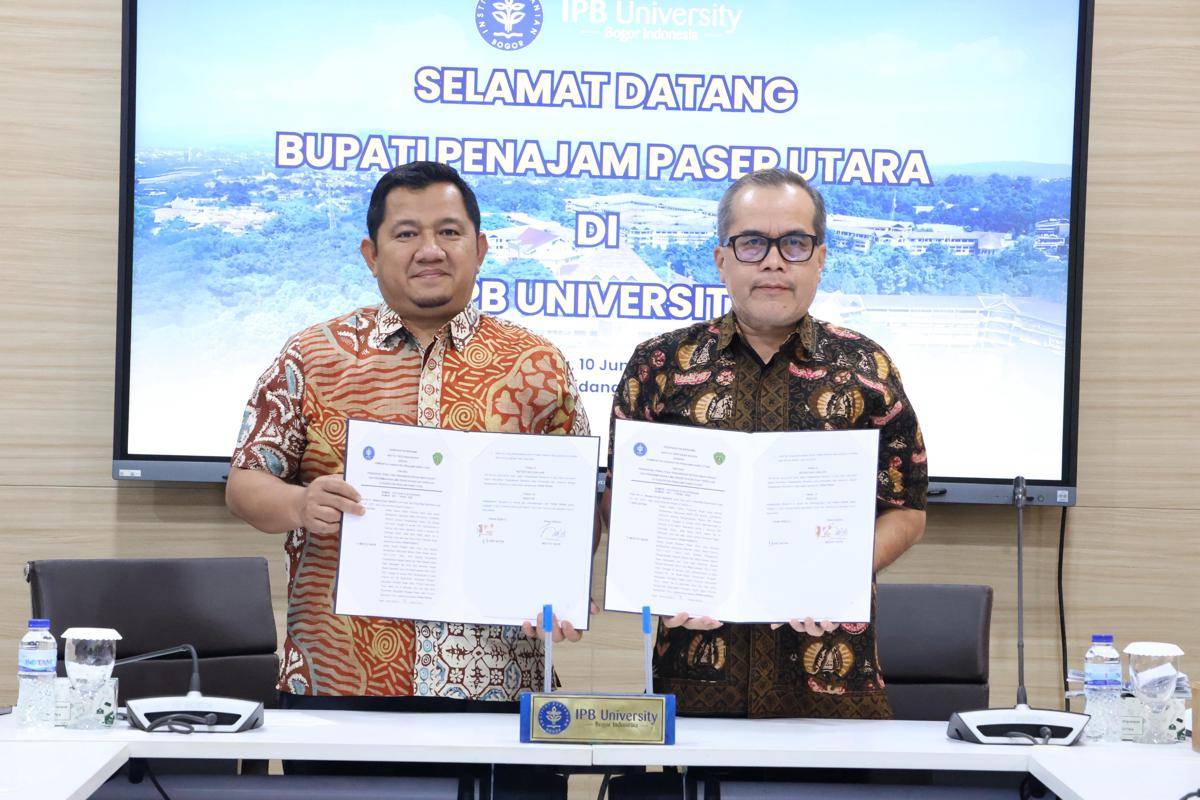 Bupati PPU, Mudyat Noor dan Wakil Rektor IPB University Iskandar Z Siregar tunjukan MoU (IDN Times/Ervan)