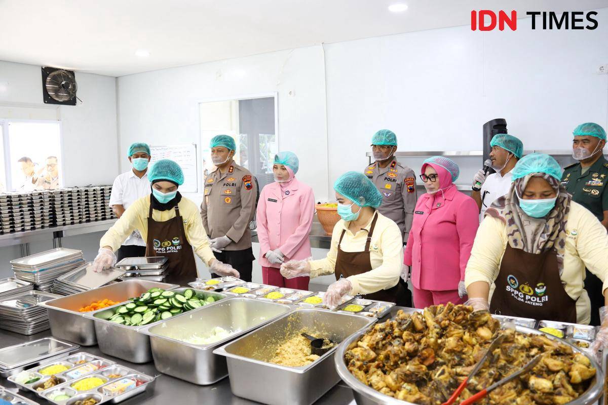 Petugas SPPG Semarang Timur memakai masker saat memperlihatkan masakan ayam goreng dan sayur-mayur. (IDN Times/Fariz Fardianto) 