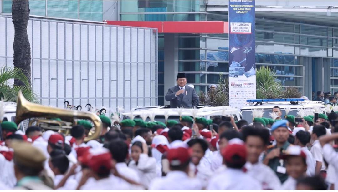 Momen Prabowo Disambut Meriah Para Pelajar Pengunjung Indo Defence Expo 2025