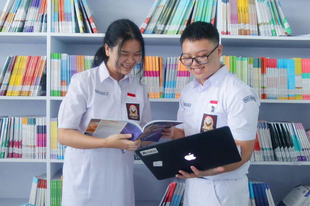 siswa-membaca-di-perpustakaan-sma-pradita-dirgantara-1024x683.jpg