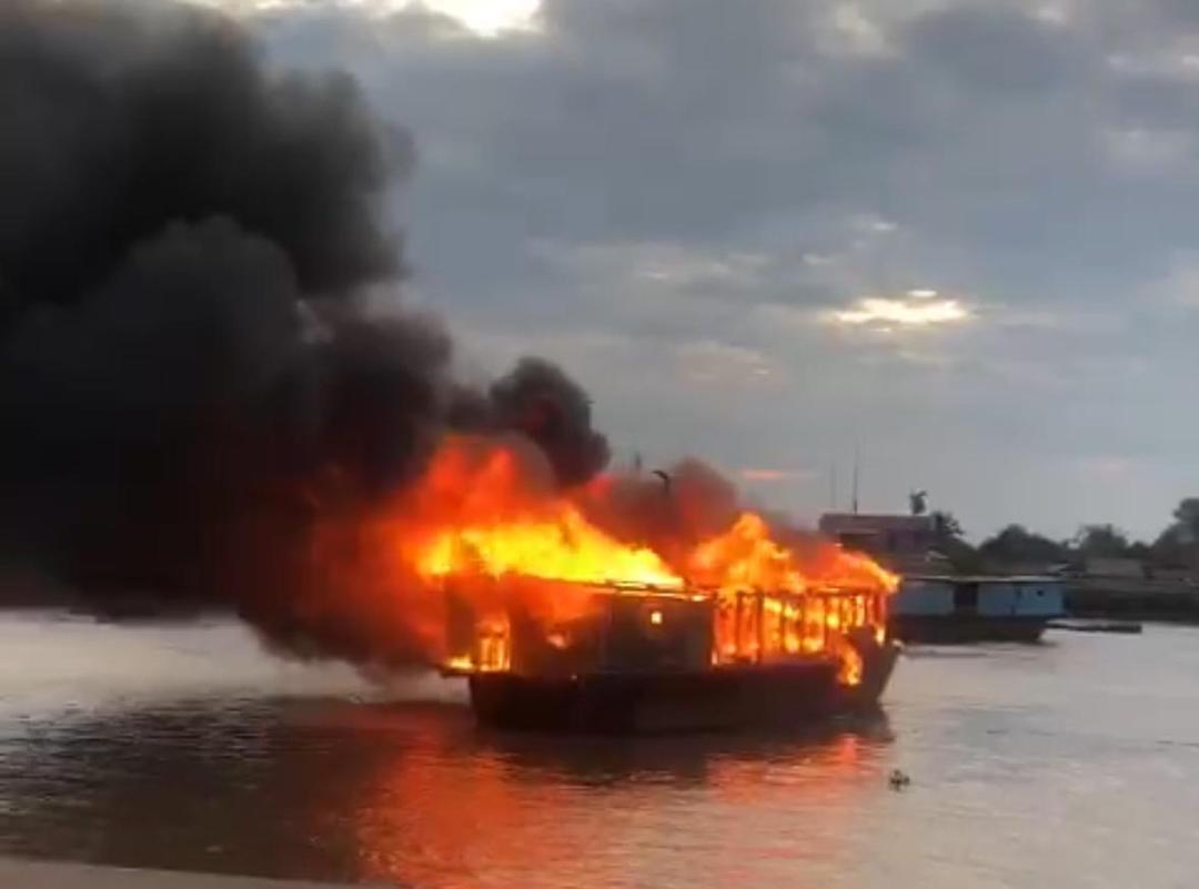 Kapal Pembawa Sembako Terbakar di Pontianak, Kerugian Capai Rp500 Juta!
