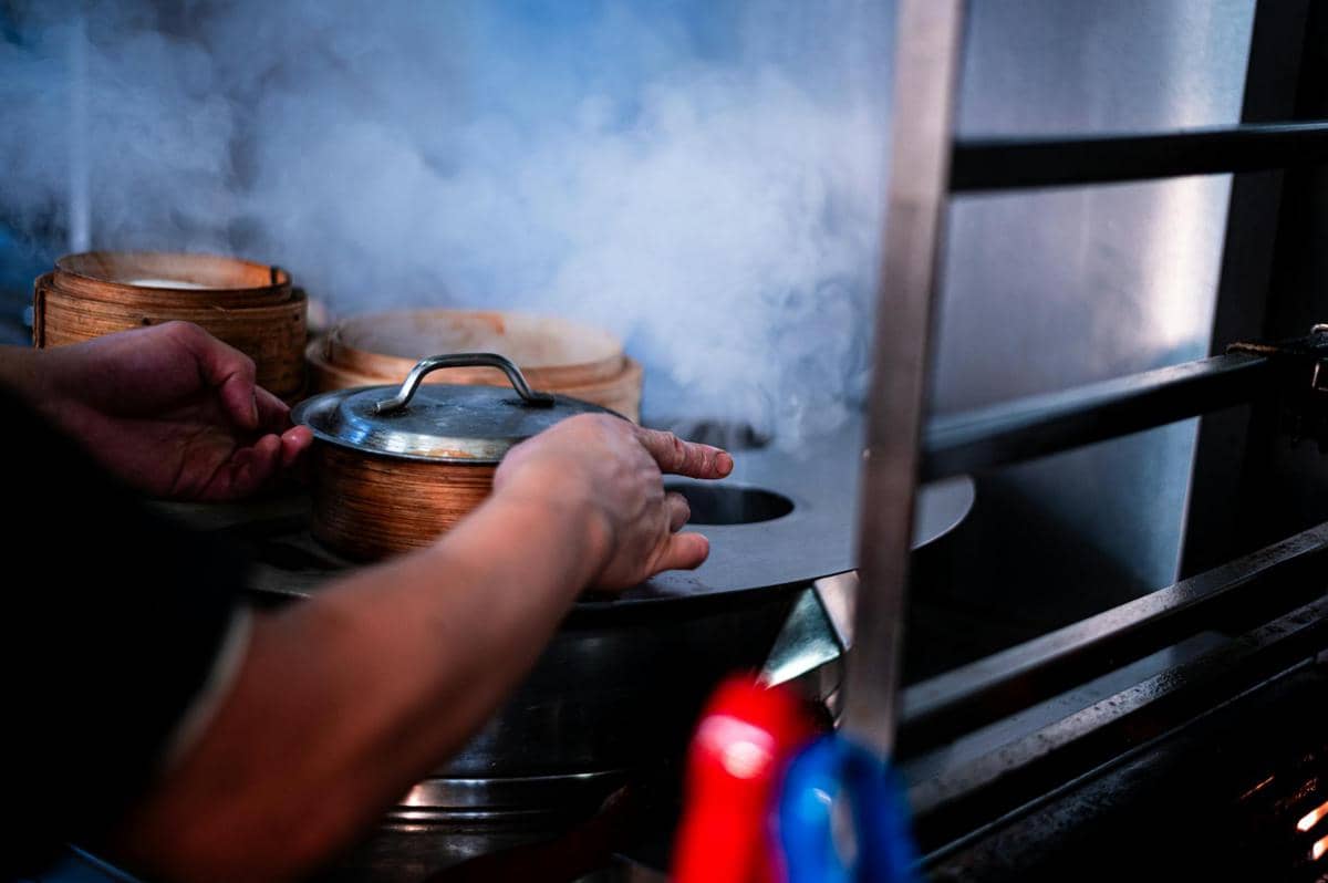 ilustrasi seseorang sedang memasak 