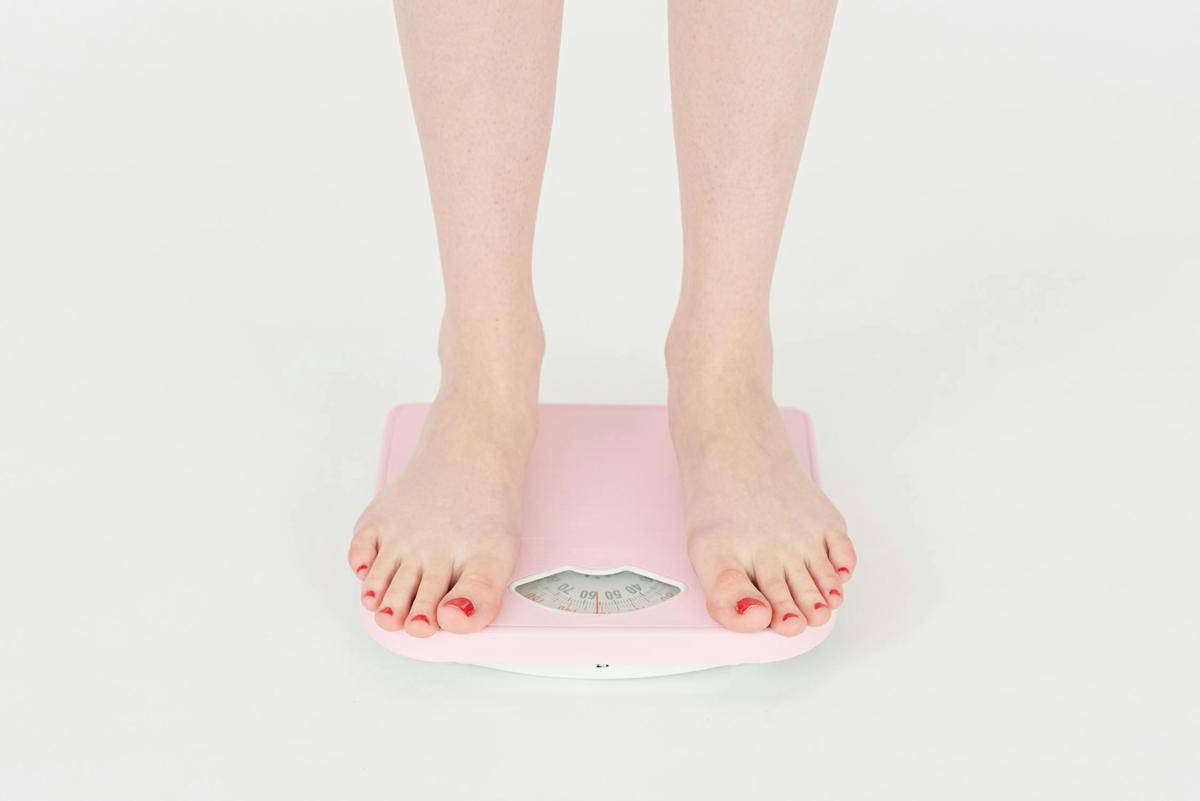 ilustrasi menurunkan berat badan (pexels.com/SHVETS production)