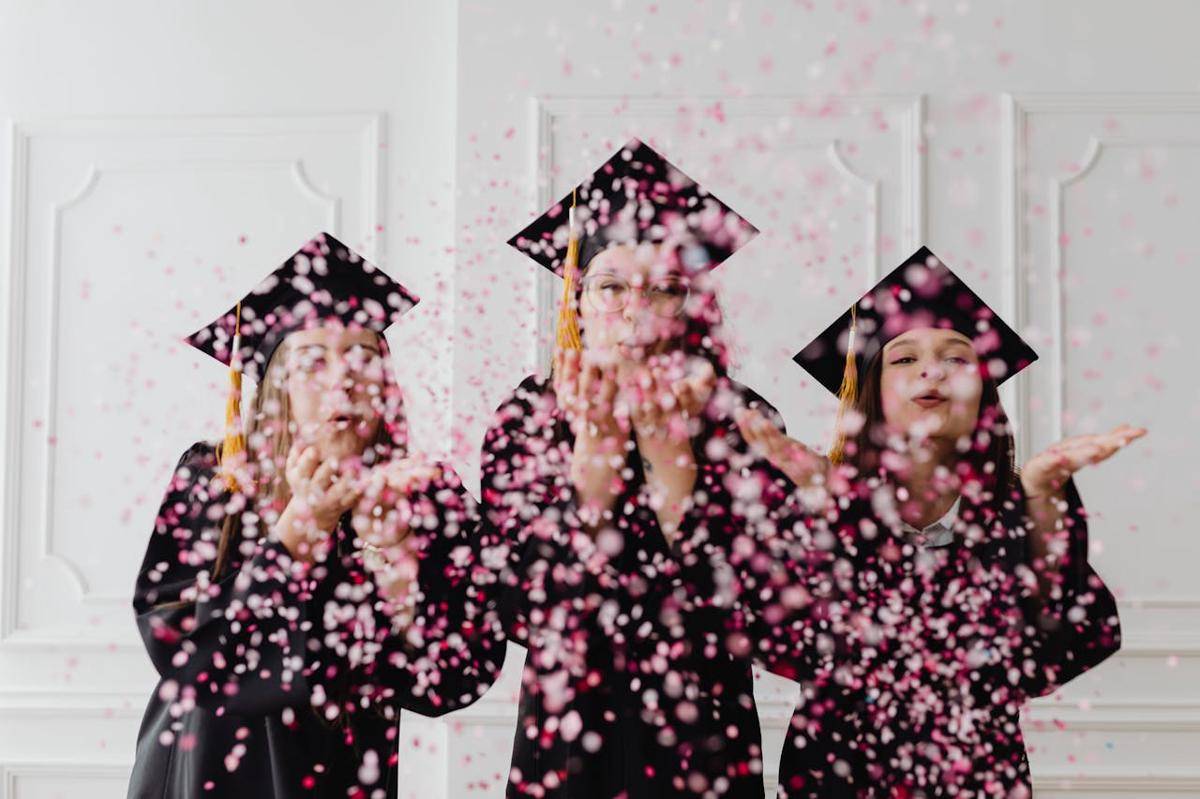 ilustrasi wisuda (pexels.com/Kaboompics.com)