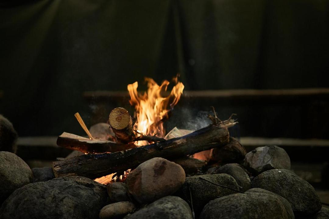 4 Tips Bikin Api Unggun dalam Kondisi Basah saat Camping