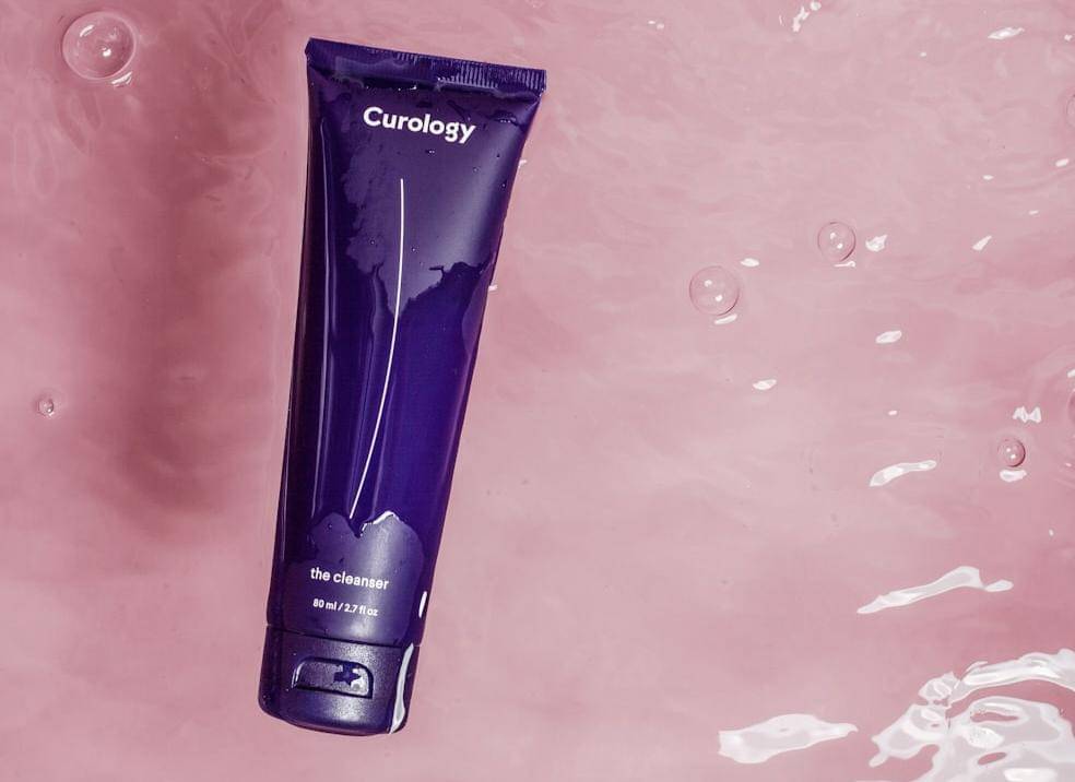 ilustrasi pembersih wajah (unsplash.com/Curology)