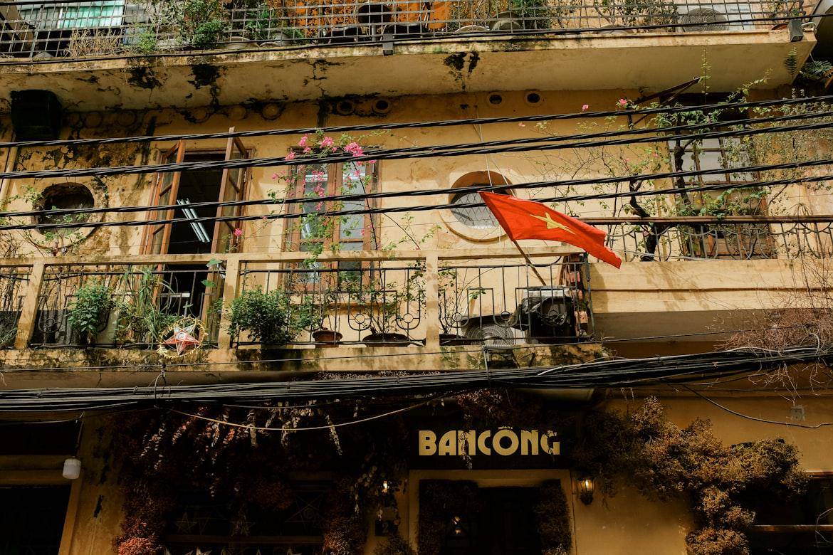 Ilustrasi Old Quarter, Vietnam (unsplash.com/@hieu309)