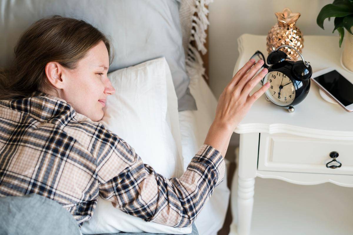 Ilustrasi wanita mematikan alarm (freepik.com/rawpixel.com)