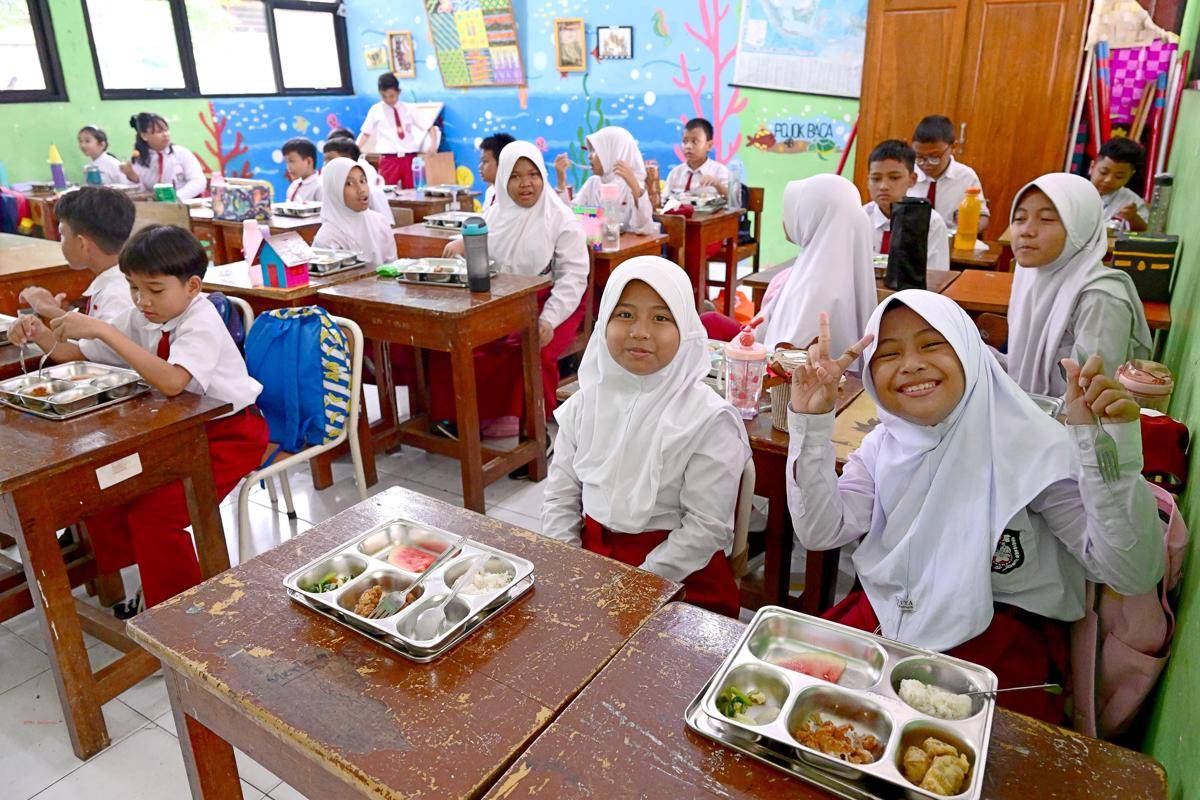 Pelaksanaan program Makanan Bergizi Gratis (MBG) di salah satu sekolah di Jakarta. © Kementerian Sekretariat Negara Republik Indonesia (setneg.go.id)
