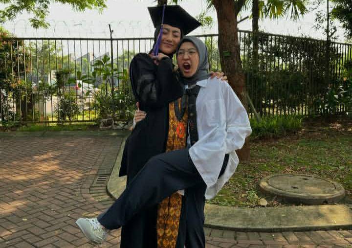 Desy Ratnasari wisuda S3. (instagram.com/desyratnasariterdepan)