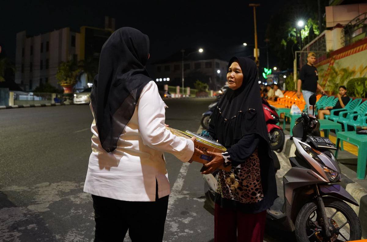 Walikota Bandar Lampung, Eva Dwiana saat membagikan kompor gas gratis ke pelaku UMKM. (IDN Times/istimewa)