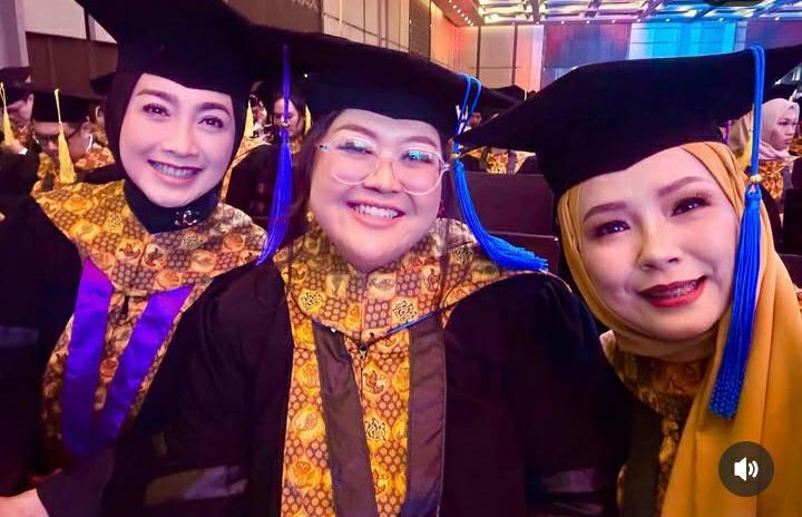 9 Potret Wisuda Doktor Desy Ratnasari, Bangga Lampaui Target dari Sang Ayah